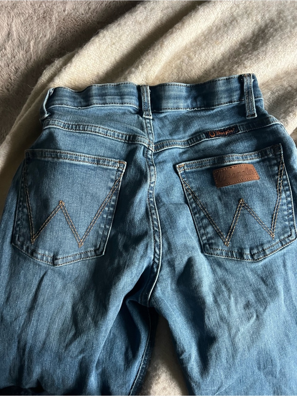 Wrangler Men’s Medium Blue Relaxed Jeans with Leather Patch